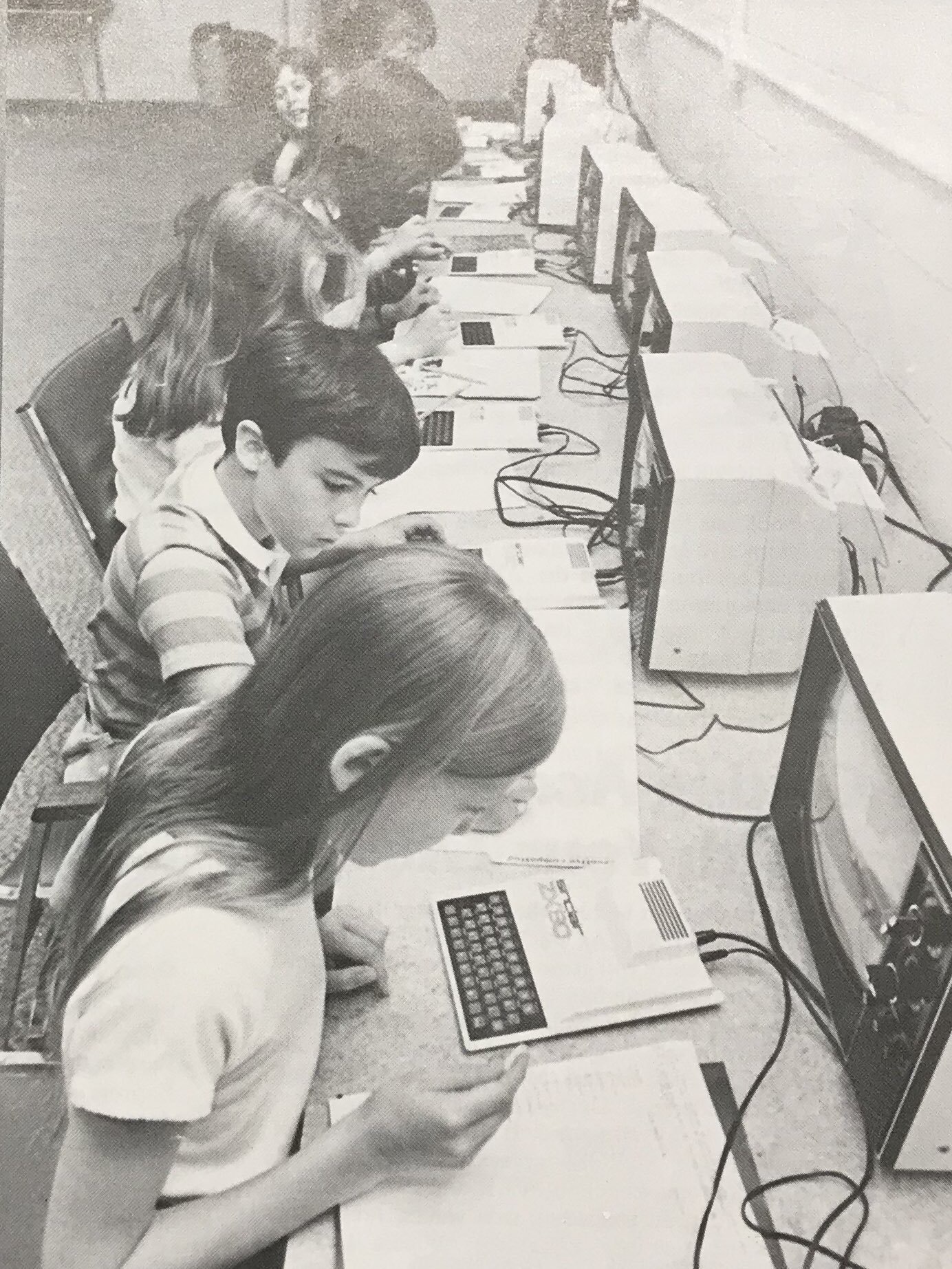 上图为70年代欧洲的计算机课堂，所使用的计算机是ZX80，搭载了z80 CPU